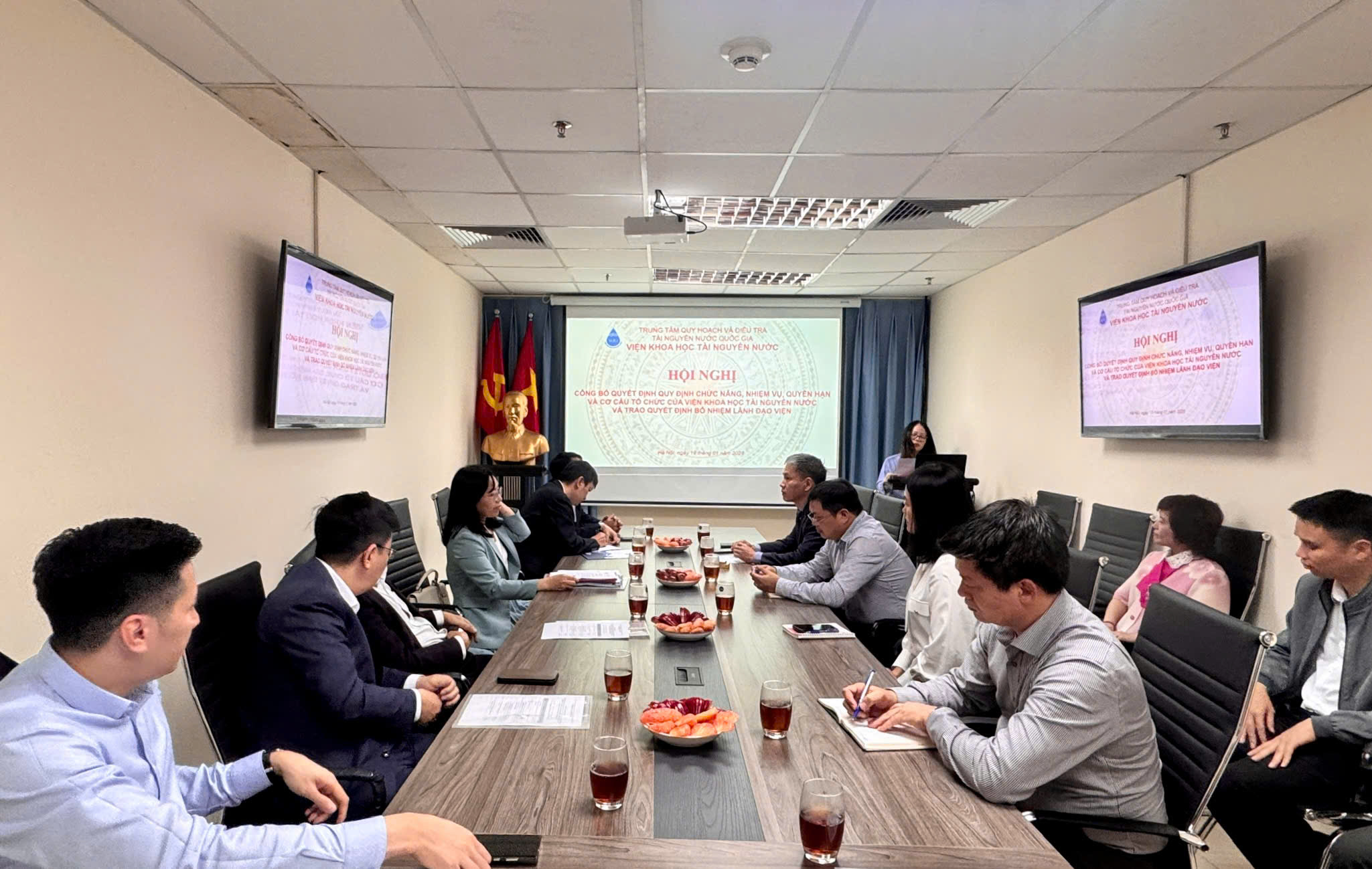 Công bố Quyết định quy định chức năng, nhiệm vụ, quyền hạn và cơ cấu tổ chức của Viện Khoa học tài nguyên nước và trao Quyết định bổ nhiệm lãnh đạo Viện