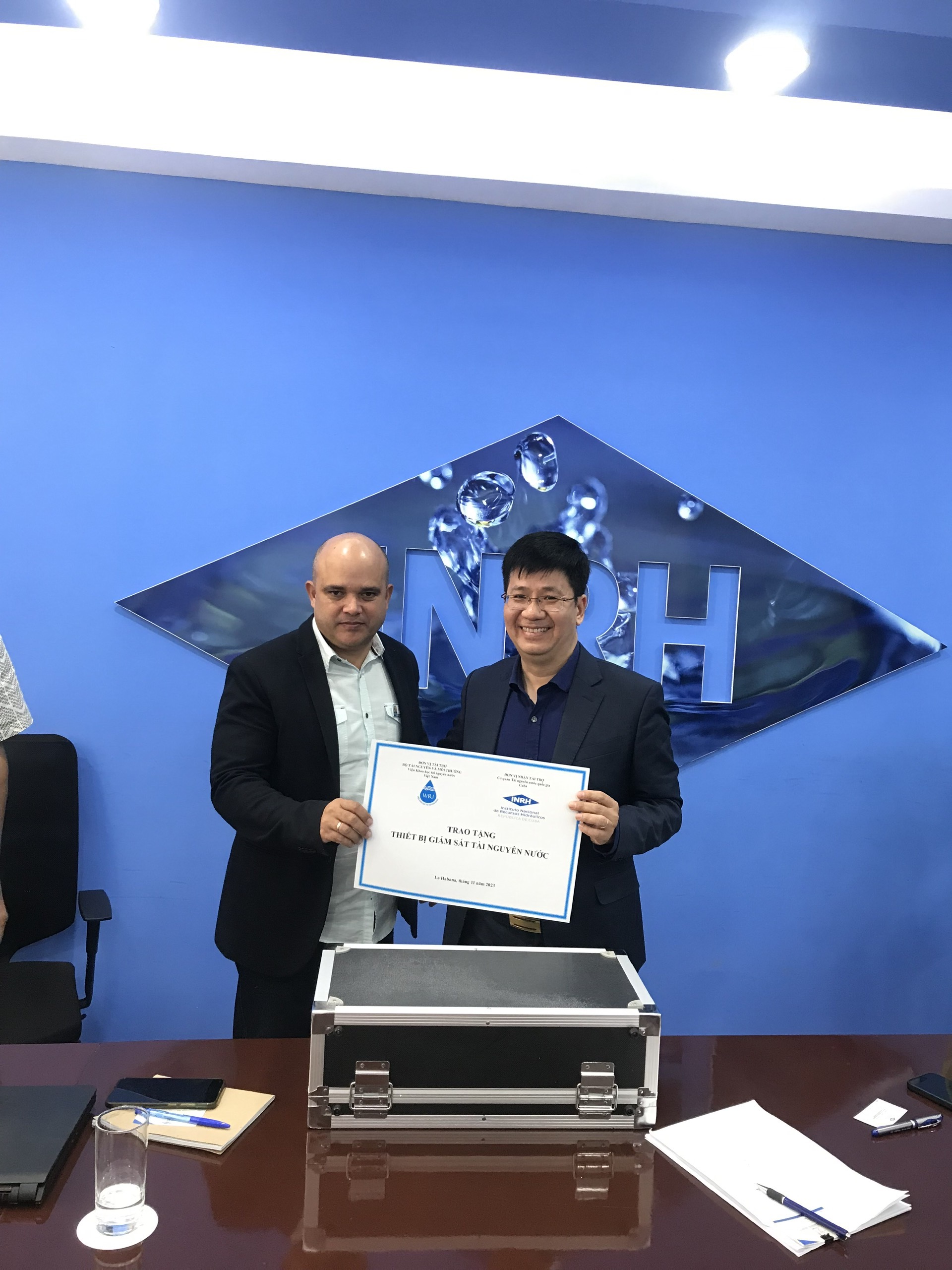 Trao tặng thiết bị giám sát tài nguyên nước cho đối tác Cuba